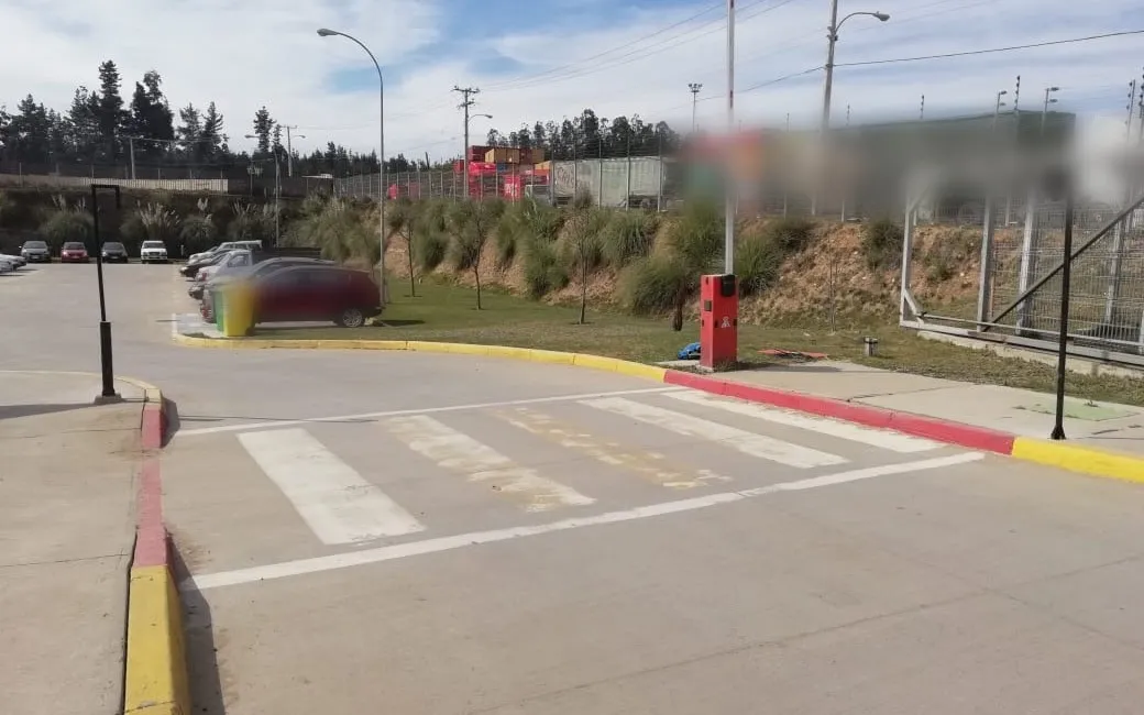 Vehicle entrance of a plant with the barrier and the RFID reader post installed